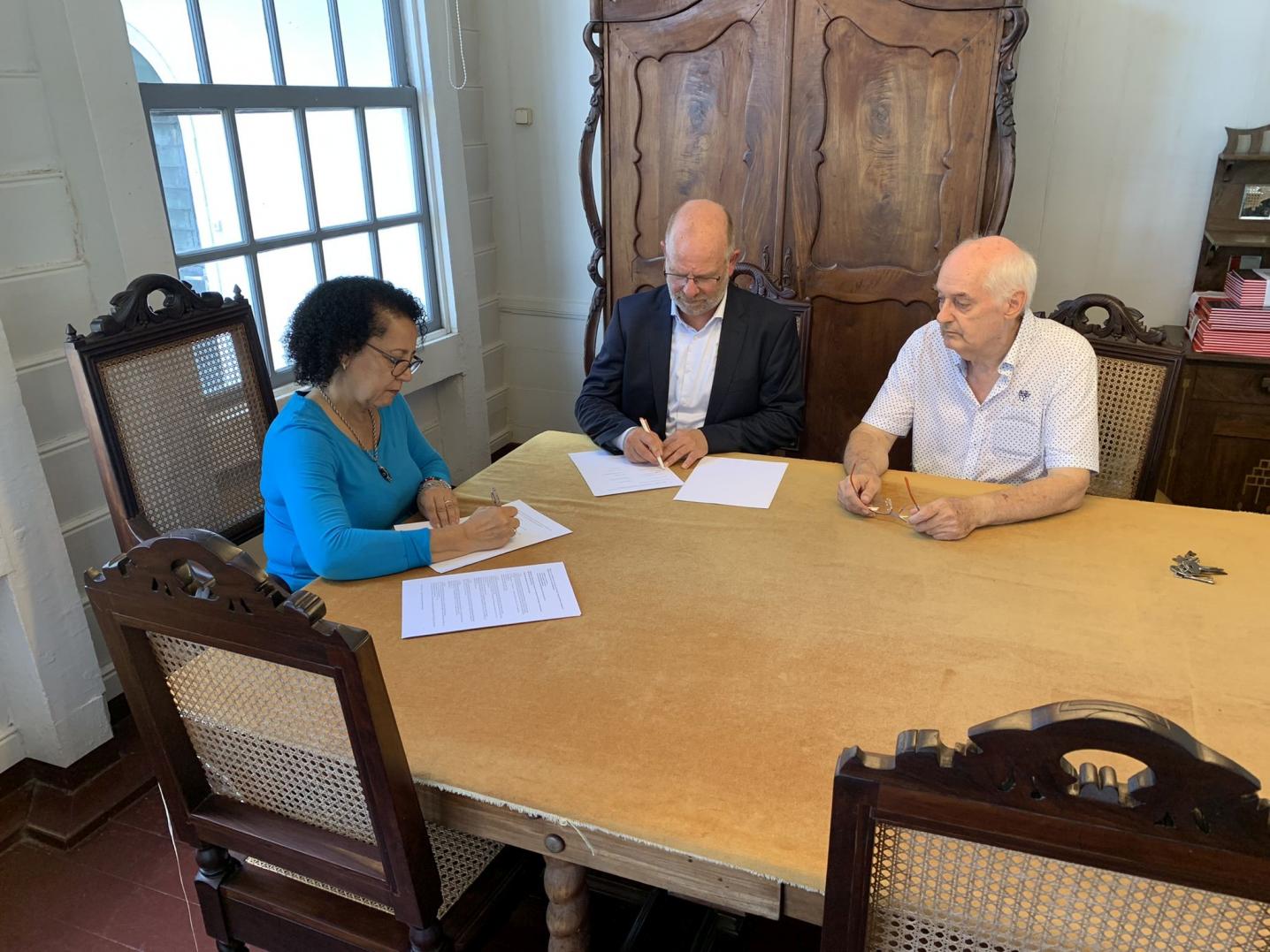 The Surinaams Museum and the National Archives of the Netherlands sign the agreement on 23 June 2022. 