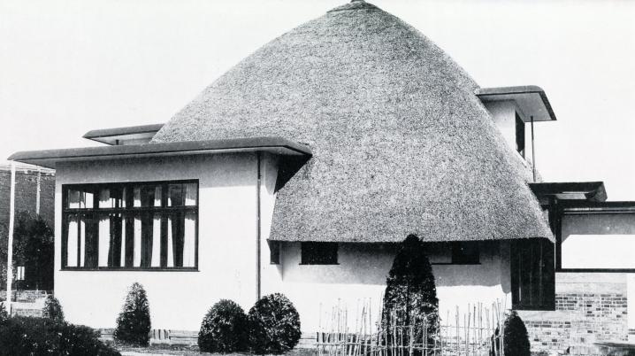 White house with a thatched roof in the Amsterdamse School-style